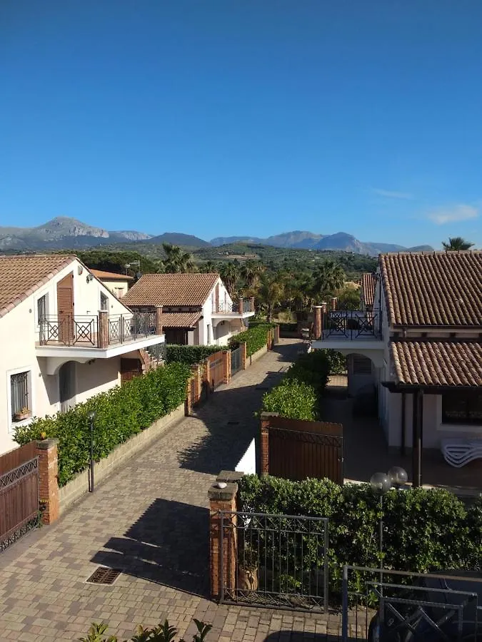 Villa Mansarda Camelie Via Dei Normanni, 45 Campofelice Di Roccella Italia