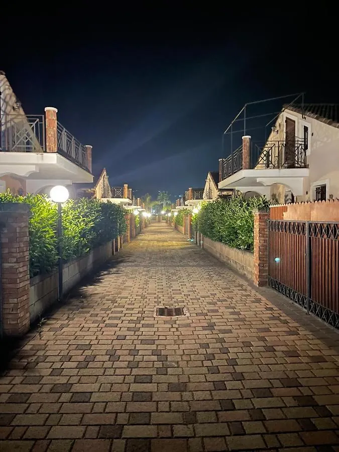 Villa Mansarda Camelie Via Dei Normanni, 45 Campofelice Di Roccella Сasa de vacaciones