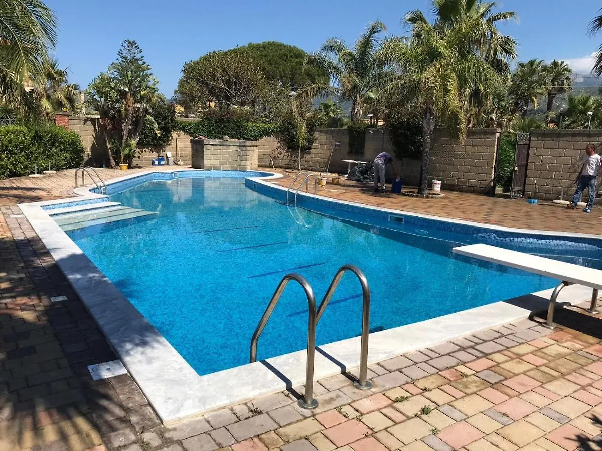 Сasa de vacaciones Villa Mansarda Camelie Via Dei Normanni, 45 Campofelice Di Roccella Italia